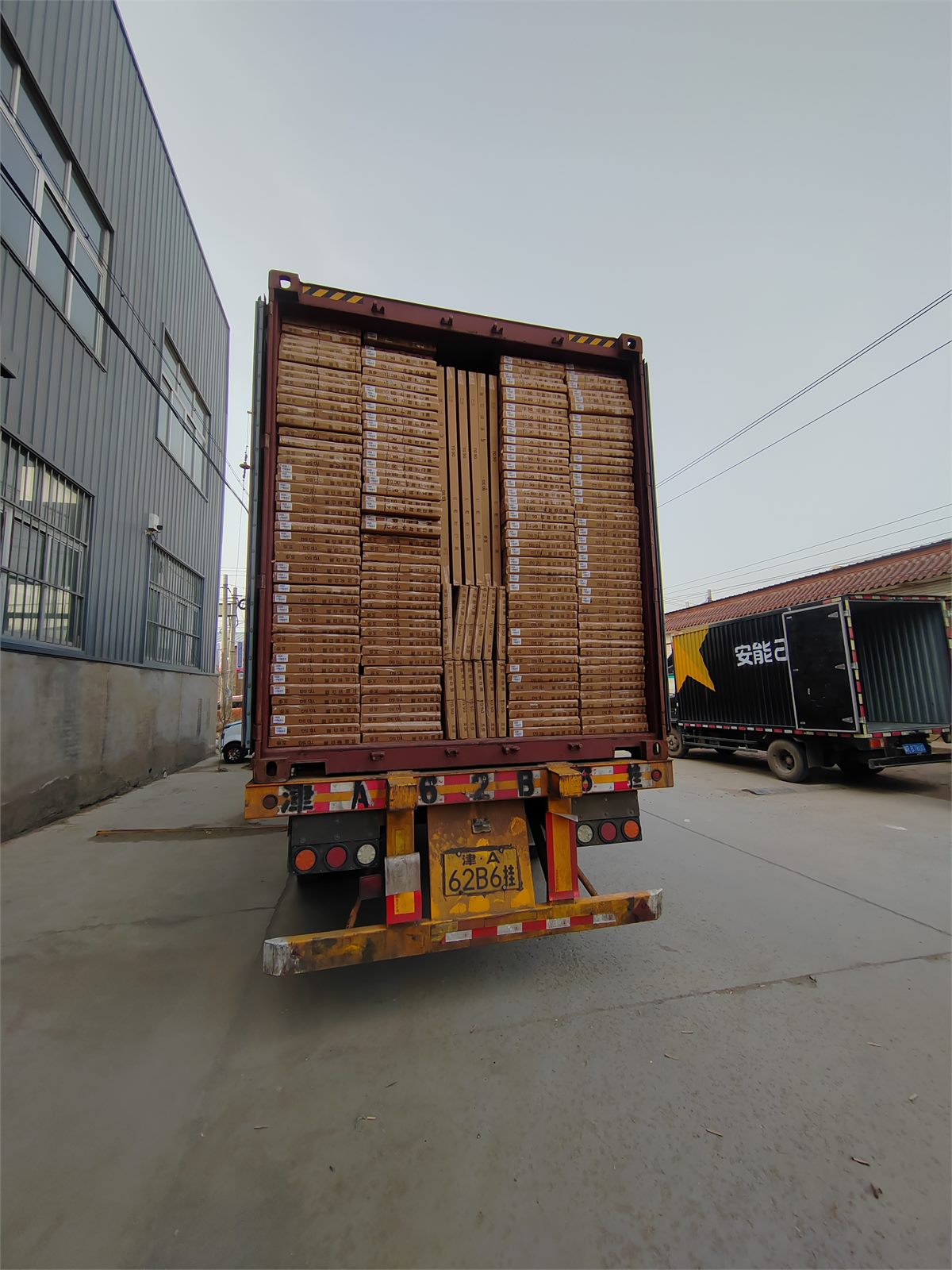 Step stool and ladder container loading